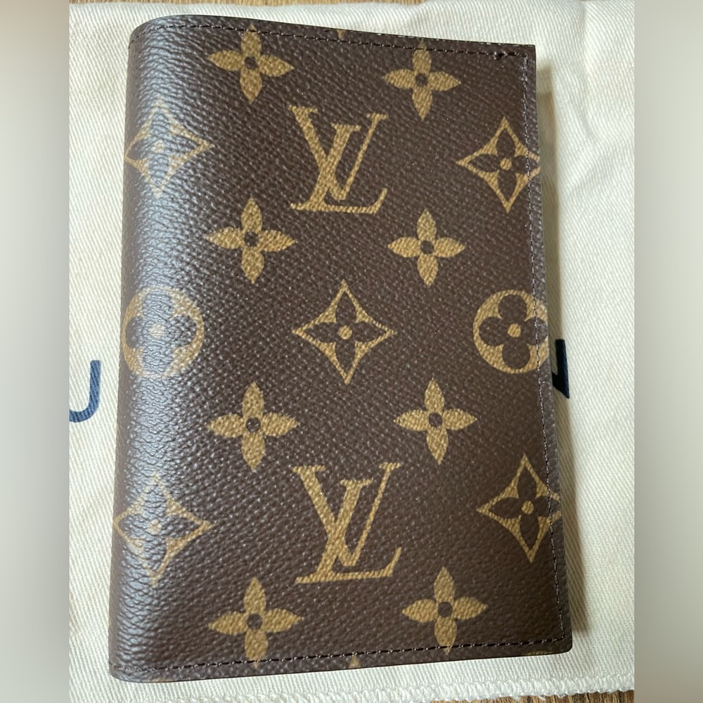 Authentic Louis Vuitton, passport holder! 🧡